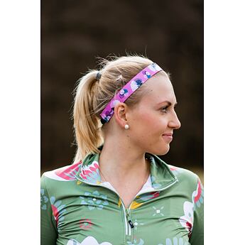 blond dívka s růžovou čelenkou s květinami ve vlasech